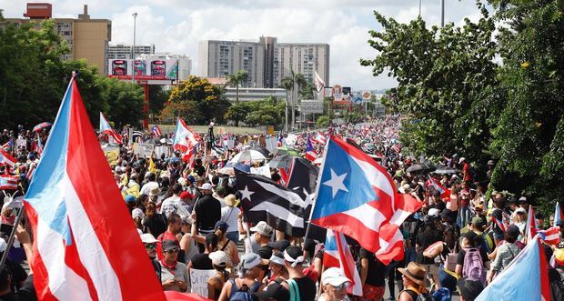 Cientos de personas participan este lunes en una marcha masiva en San Juan (Puerto Rico). Miles de puertorriqueños iniciaron este lunes la segunda marcha masiva para pedir la dimisión del gobernador de Puerto Rico, Ricardo Rosselló, y el comienzo de un juicio político en su contra, tras el escándalo desatado por su participación en un chat privado.