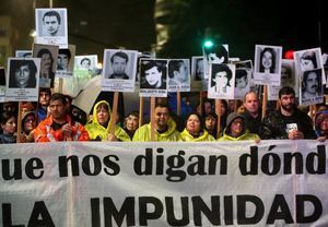 Miles de uruguayos marchan bajo la lluvia por los desaparecidos en la dictadura