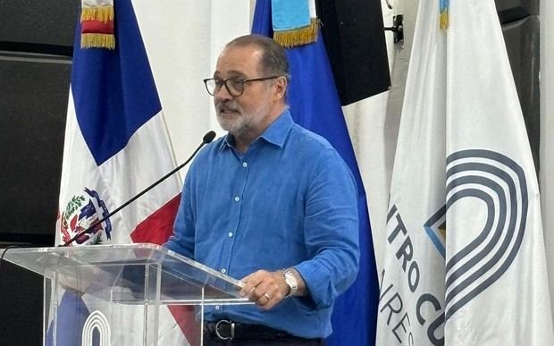 Mario Lebrón presenta su libro.