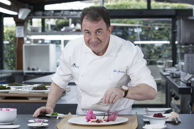 Martín Berasategui es reconocido por una carismática cocina creativa, que fluye de la Nueva Cocina Vasca, la capacidad de asimilar nuevos productos y la precisión técnica.