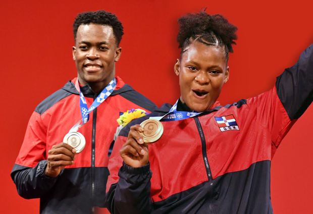 Zacarías Bonnat al momento de recibir la medalla de plata de los 81 kilogramos masculino de halterofilia  y Crismery Santana al momento de recibir la medalla de bronce de los 87 kilos femeninos de halterofilía en Tokio 2020.