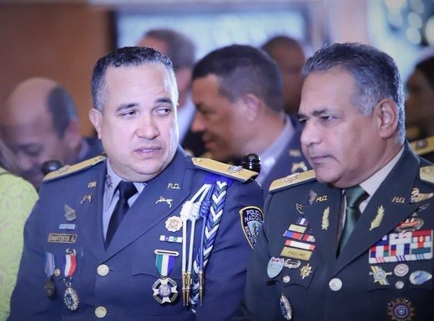 Medina decreta honroso retiro de ministro de Defensa y de director de Policía.