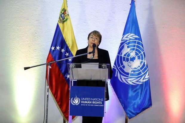 La alta comisionada de Naciones Unidas para los derechos humanos, Michelle Bachelet, habla durante una rueda de prensa este viernes en el aeropuerto internacional Aeropuerto Simón Bolívar de Maiquetia, luego de su reunión con el mandatario venezolano, Nicolás Maduro, en Caracas (Venezuela). 