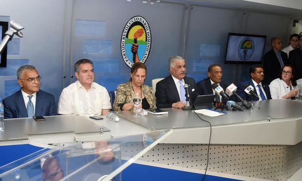 Presidente del Partido Revolucionario Dominicano (PRD) Miguel Vargas en la rueda de prensa.
