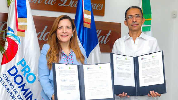 Mildred Santos, subdirectora técnica de ProDominicana junto a Luis Álvarez, presidente de la Cámara de Comercio y Producción de Espaillat.