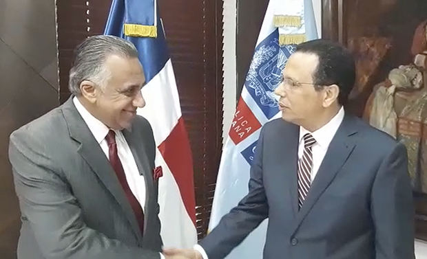 Presidente del Comité Olímpico Dominicano (COD), Luis Mejía Oviedo y ministro de Educación, Antonio Peña Mirabal.