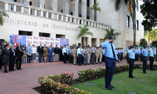 Ministerio de Educación (MINERD) inauguró la exposición fotográfica de la Expedición Militar de Constanza, Maimón y Estero Hondo y realizó un izamiento especial de Bandera.