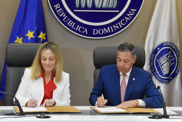 La vicepresidenta del BEI, Emma Navarro y el ministro de Hacienda, Donald Guerrero Ortiz, durante la firma del contrato.