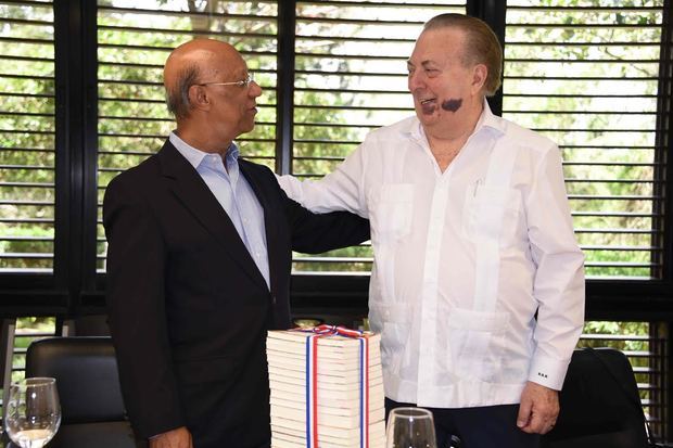 Momento en que el ministro Eduardo Selman entrega los 20 tomos de la Biblioteca Básica Dominicana, editada por la Editora Nacional del Ministerio de Cultura.