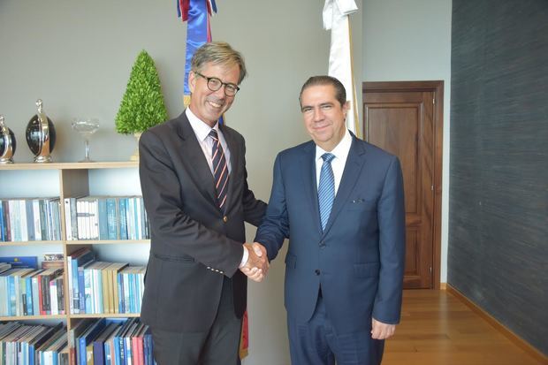 Ministro de Turismo, Francisco Javier García y el embajador de la República Federal de Alemania en el país, Volker Pellet.