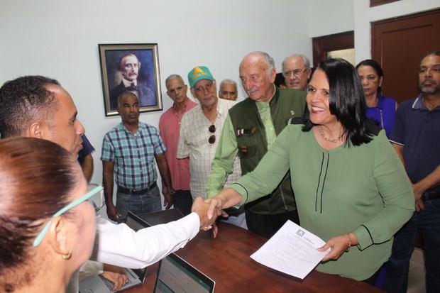 Vicepresidenta de Alianza País, Minou Tavárez Mirabal, presentó ante la comisión la precandidatura a la presidencia del Dr. Guillermo Moreno. 
