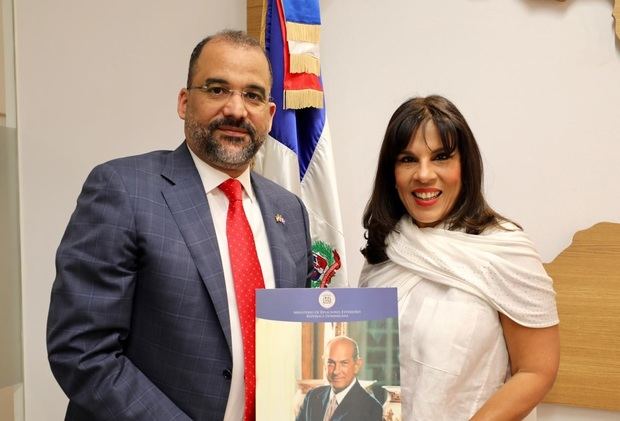 Embajador dominicano en España,  Olivo Rodríguez Huertas junto a la embajadora María de los Ángeles García de Vargas.