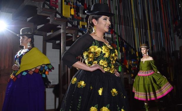 Tres modelos lucen el atuendo de la chola boliviana este sábado en La Paz (Bolivia).