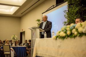 Monseñor Francisco Ozoria Acosta en el acto de entrega de becas.