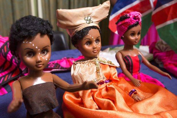 Christy Shakuyungwa, metalurgista de Namibia, fabrica las muñecas “Taati & Friends” con rasgos y ropa de 13 grupos étnicos de Namibia. 