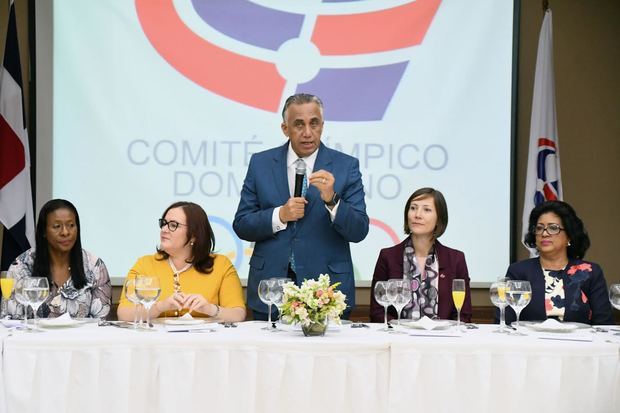 Encuentro encabezado por Luis Mejía Oviedo, presidente del COD donde asistieron personalidades femeninas del mundo de los deportes.