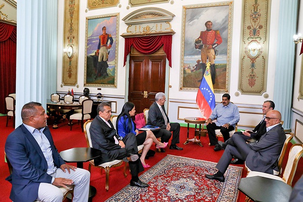 Maduro en reunión con gobernadores opositores