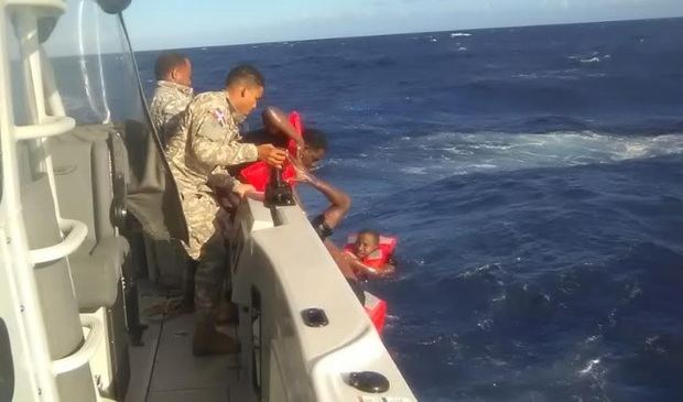 Naufragio en costas dominicanas deja un muerto y 15 más fueron rescatados