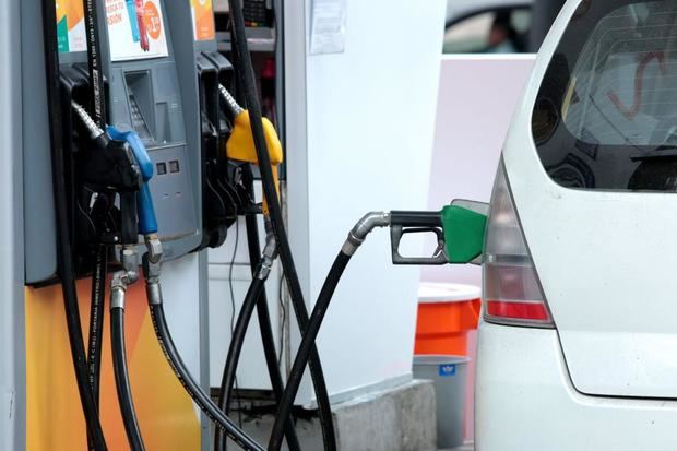 Gobierno asume RD$421.9 millones y mantiene precio de la gasolina premium, gas natural y gasoil óptimo.
