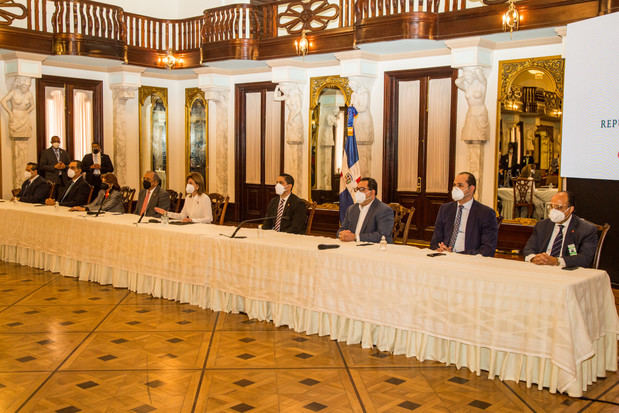 La vicepresidenta de la República, Raquel Peña, encabezó una conferencia de prensa acompañada por el pleno del Gabinete de Salud en el Salón Las Cariátides del Palacio Nacional.