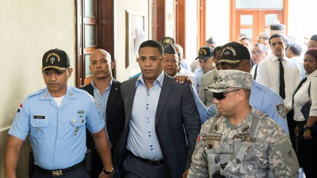 El ex lanzador Octavio Dotel llora luego de salir de una audiencia en un tribunal en República Dominicana.