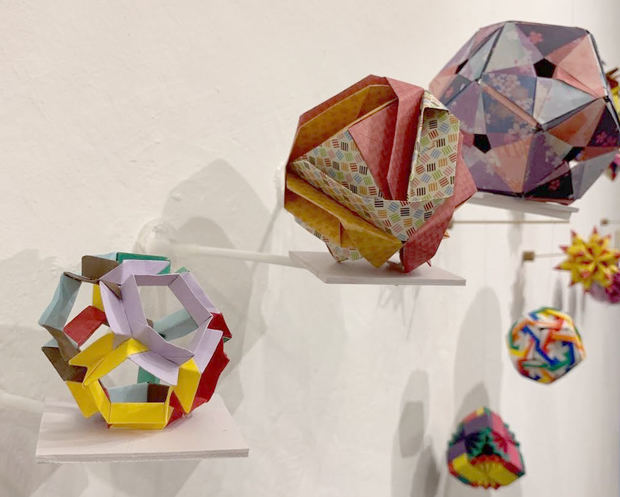 Algunas de las figuras modulares de las expuestas en la muestra de Origami “El papel se transforma: de lo bidimensional a la magia del volumen”.