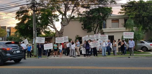 Manifestación de protesta de los vecinos de Bella Vista, Distrito Nacional, frente a la residencia de la calle Las Ninfas # 8, en la que se pretende instalar las oficinas del ACNUR.  