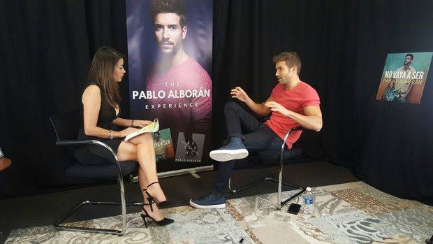 Pablo Alborán y Dafne Guzmán conversan en el set.