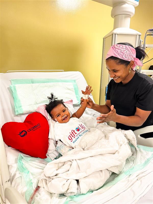 Paciente Aisha Jiménez y su madre Carmen De La Rosa.