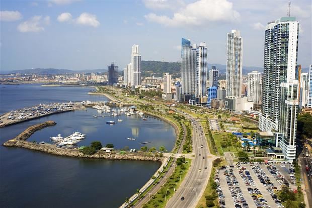 El presidente Juan Carlos Varela firmó el Decreto N°250 del 24 de junio de 2019, mediante el cual se crea la tarjeta de turismo para los nacionales de República Dominicana, con el objetivo de que ingresen al país a realizar turismo de compras y visitas. 