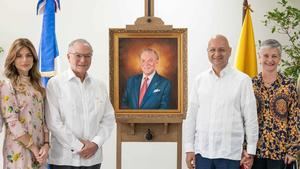 Frank Rainieri es honrado por la Embajada del Ecuador en el país con retrato del talentoso pintor Arturo Pastor