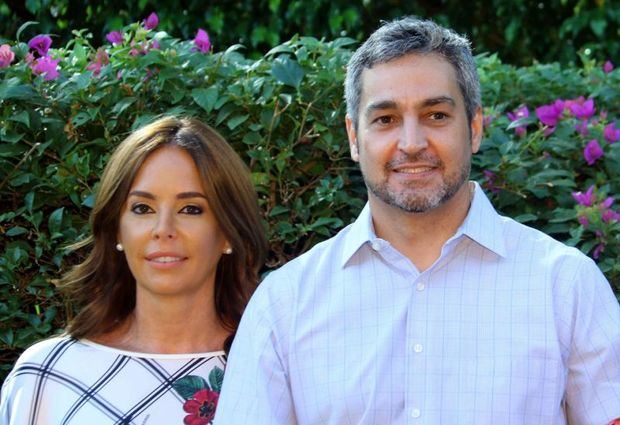 Mario Abdo Benítez y su esposa Silvana López quien convoca a primeras damas de Latinoamérica a participar en la reunión virtual de ALMA.