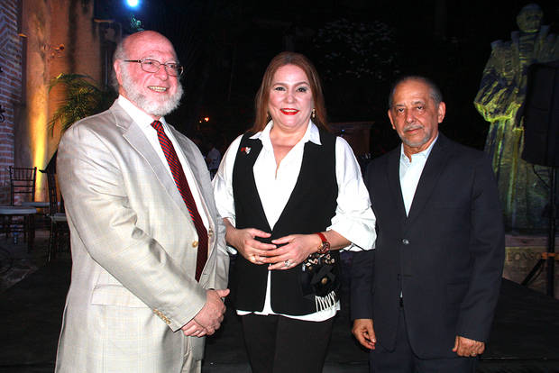 El ministro de Cultura, Pedro Vergés en compañía de Jatna Tavarez y Huchi Lora.