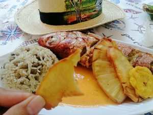 Pescado con coco, moro de guandules y fritos de platano y buen pan preparados por el chef Carlos Estevez