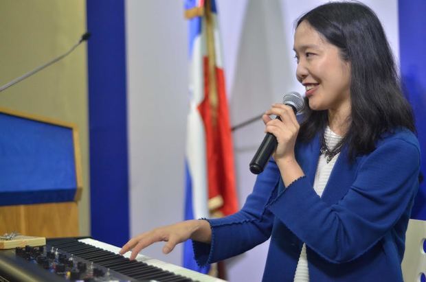 La pianista y matemática japonesa Sachiko Nakajima, ganadora de la medalla de oro en la Olimpíada Internacional de Matemáticas de 1996, imparte en la Biblioteca Infantil y Juvenil República Dominicana (BIJRD) el taller-concierto “Enseñanza de matemáticas por medio de la música: merengue y bachata”.