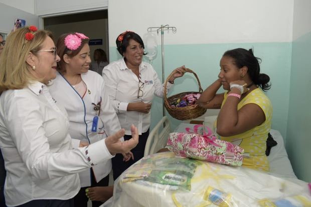 Plan de Asistencia Social de la Presidencia (PASP) realizó un agasajo a decenas de madres en la Maternidad de San Lorenzo de Los Mina.
 