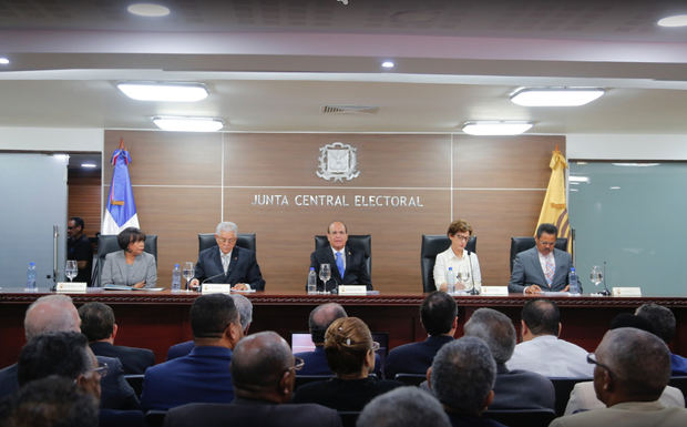 La Junta Central Electoral (JCE) informó que fueron aprobados los informes sometidos por la Comisión de Juntas Electorales y Partidos Políticos, relativos a los trabajos de reestructuración de las 158 juntas electorales del país.