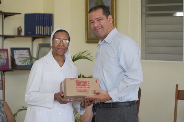 Polvo Medicado Mexana representado por su gerente de marca local, Erick Baldera, realizó visitas a hogares para ancianos.
