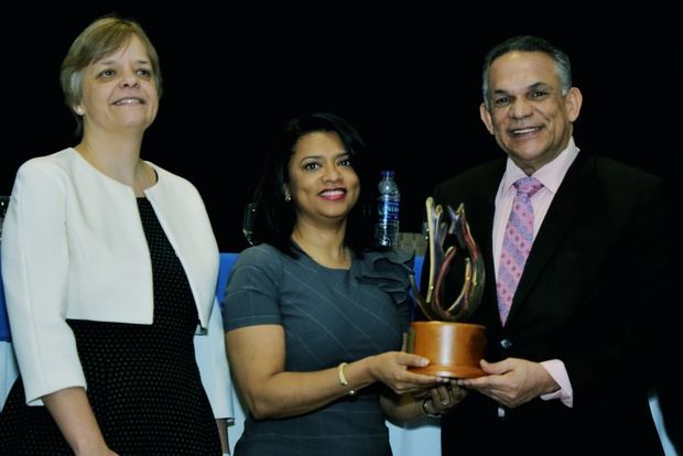 La doctora Noldis Naut Suberví, directora del Hospital Pediátrico Dr. Hugo Mendoza, recibiendo el Premio a la Calidad