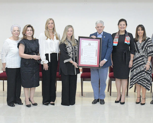 Presidente de la Camara Alta del Senado, Eduardo Estrella, entrega pergamino de reconocimiento por el 35 aniversario de la Fundación Sinfonia.