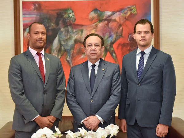 El Gobernador Héctor Valdez Albizu junto a los investigadores galardonados Francisco Ramírez y Miguel Jiménez.