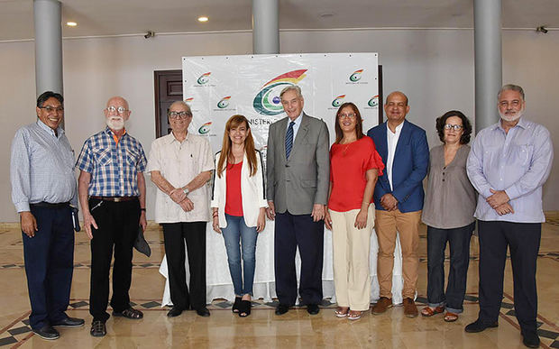 El viceministro de Cultura Federico Henríquez Gratereaux acompañado de miembros del jurado de los Premios Anuales de Literatura. 