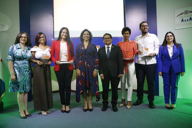 Cuatro periodistas fueron galardonados con el «Premio Periodismo por los Niños», auspiciado por la Vicepresidencia de la República y la organización no gubernamental World Vision.