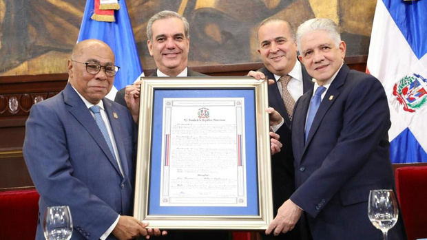 El Presidente Luis Abinader encabezó este miércoles un emotivo acto en el que el Senado de la República reconoció al jurista Milton Ray Guevara.