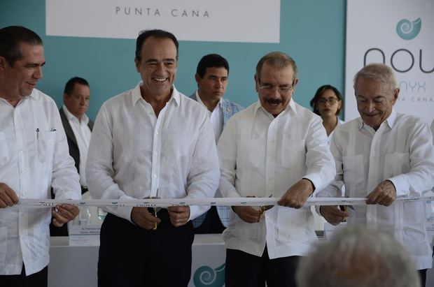 Presidente Danilo Medina encabeza corte de cinta.