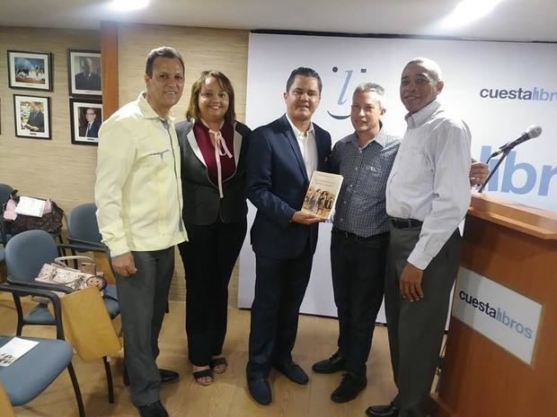 periodista y escritor dominicano Rolando Hernández cuyo libro fue presentado en la Libreria Cuesta, bajo el auspicio de la Editorial Santuario.
