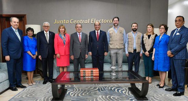 Jueces de la JCE se reúnen con observadores electorales de la OEA.