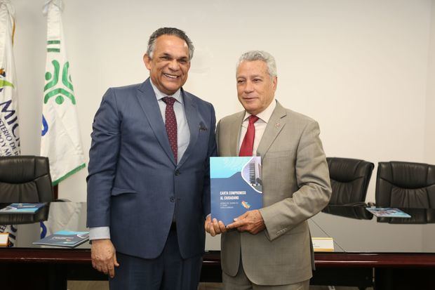 El ministro de Administración Pública, licenciado Ramón Ventura Camejo, felicitó al Ministerio de Industria, Comercio y Mipymes (MICM), 