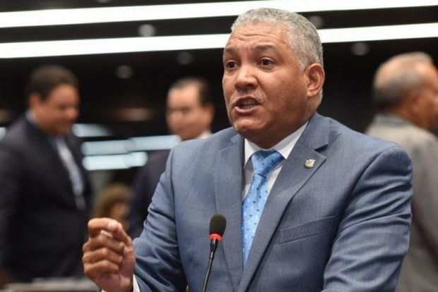 Radhamés González, abandonó este domingo ser vocero de los diputados del Partido Revolucionario Dominicano, PRD y se juramentó en el Partido Revolucionario Moderno, PRM. 