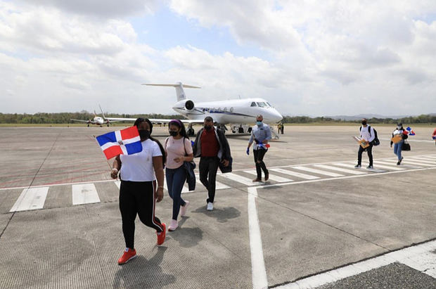 Doce dominicanos llegan al país desde Boston repatriados por Castillo.